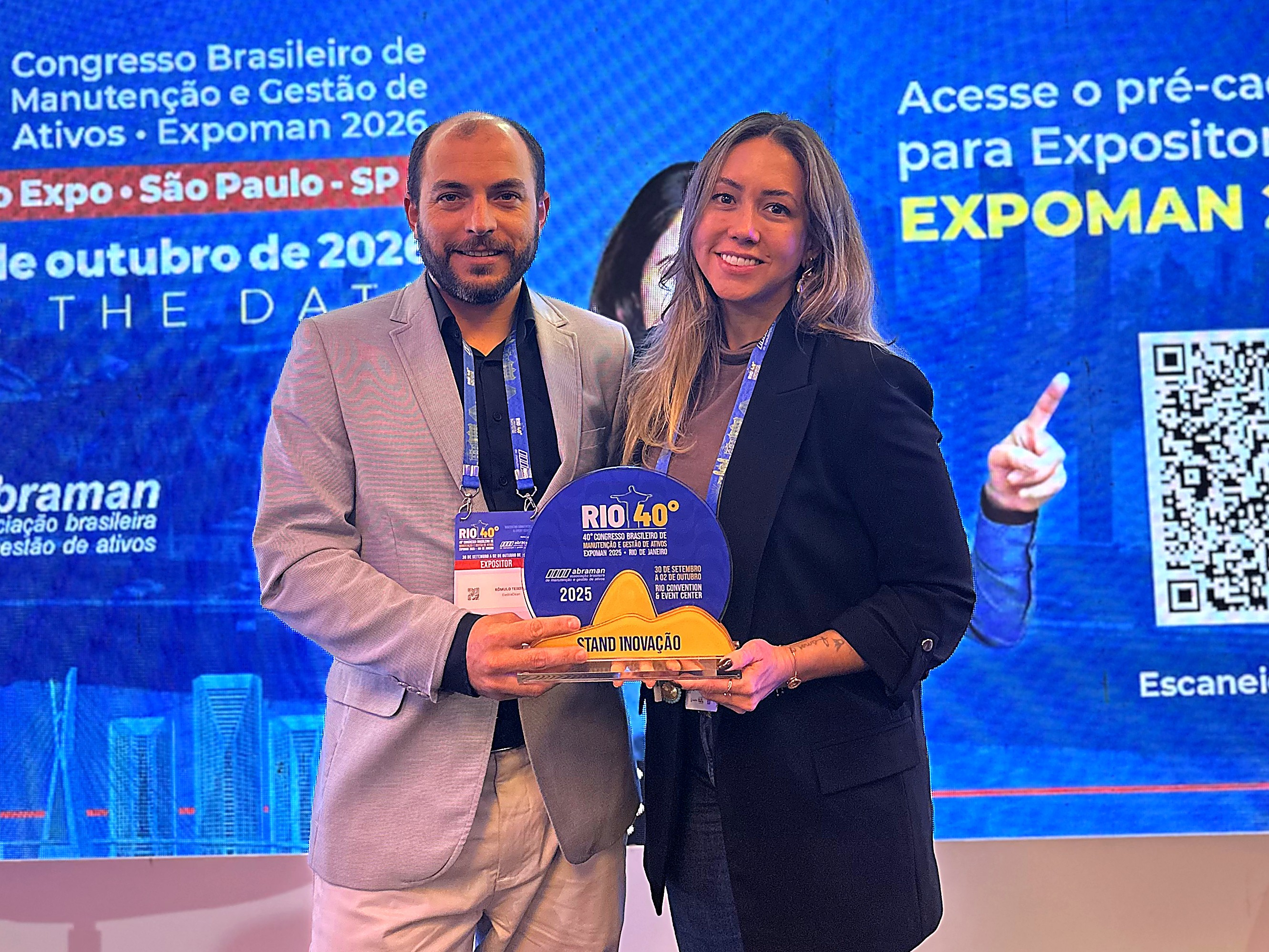ElectraClean team receiving the Stand Inovação award at the Brazilian Congress on Maintenance and Asset Management (ABRAMAN)